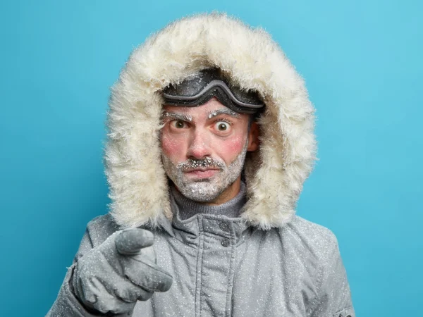 Jak bezpiecznie przetrwać niskie temperatury? – poradnik dla seniorów 